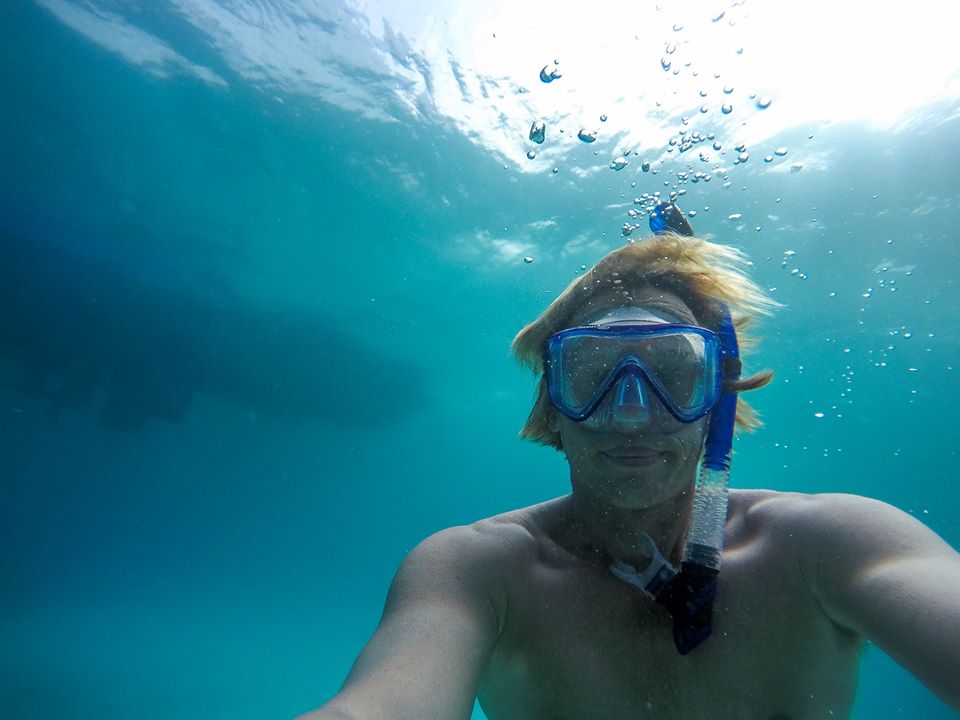 Sander, fundador de Aloha Tours Mexico, haciendo esnórquel en el Caribe