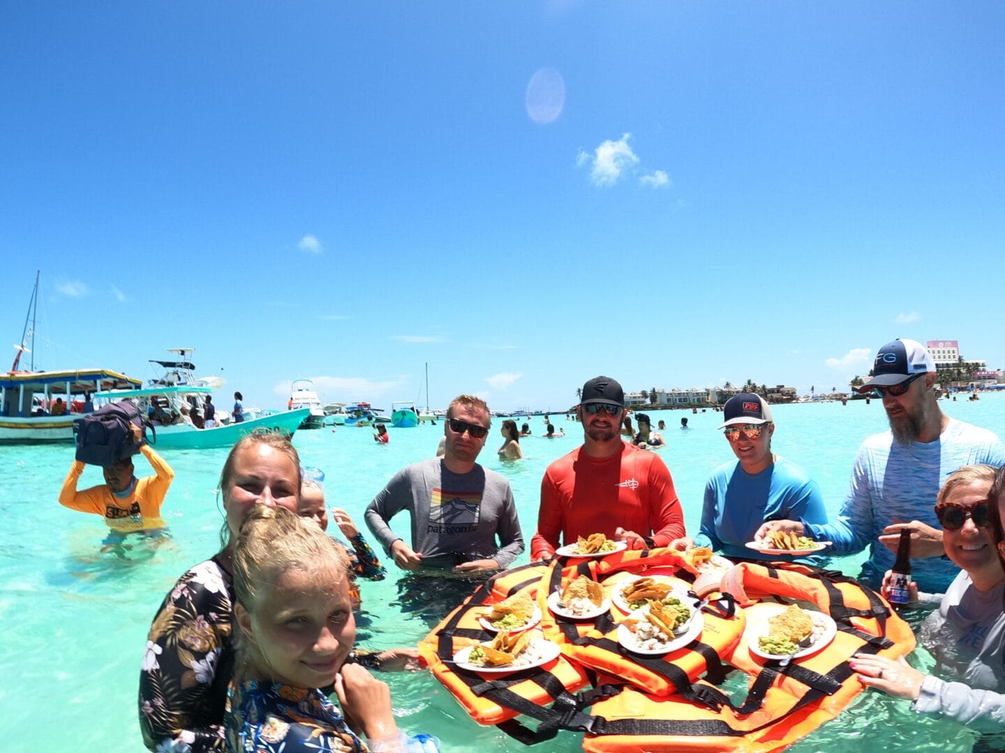 Grupo disfrutando el tour de tiburón ballena